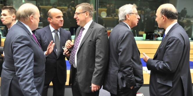 Les ministres des finances de la zone euro à Bruxelles jeudi 13 décembre 2012 (à droite, Jean-Claude Junker, président de l'Eurogroupe et le Français Pierre Moscovici).