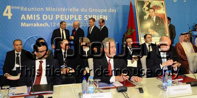Le ministre tunisien des affaires étrangères, Rafik Abdessalem, le vice-secrétaire d'Etat américain, William Burns et le chef du Foreign Office britannique William Hague à la conférence des Amis de la Syrie, le 12 décembre 2012 à Marrakech, au Maroc.