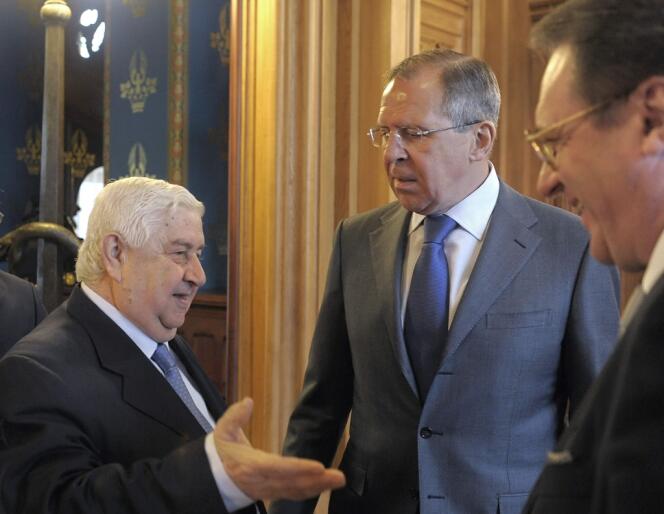 De gauche à droite : Walid Muallem, le ministre russe des affaires étrangères Sergey Lavrov et son adjoint Mikhail Bogdanov, le 12 avril 2012 à Moscou.