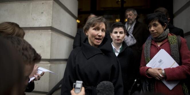La veuve de Alexandre Litvinenko, le 13 décembre, à l'issue de l'audience préliminaire sur les causes de la mort de son mari.