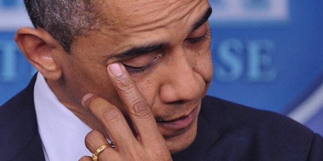 Le président Barack Obama essuie ses larmes lors de son intervention après la tuerie de l'école de Newtown, le 14 décembre.