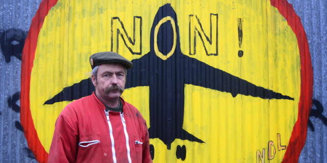 Sylvain Fresneau devant le hangar de son exploitation La Vacherie, sur la ZAD de Notre-Dame-des-Landes. 