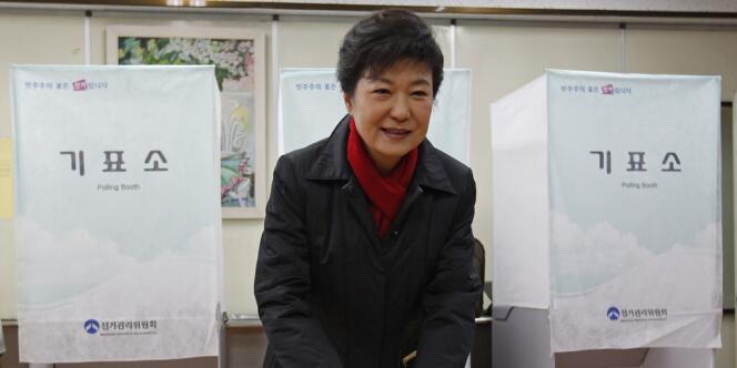 La candidate conservatrice Park Geun-hye dans un bureau de vote à Séoul, le 19 décembre.