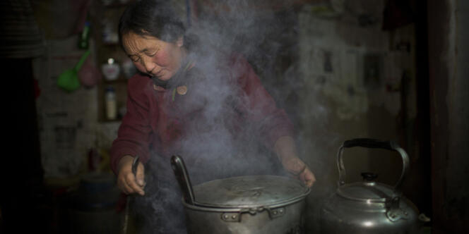 La mère d'un berger tibétain qui s'est récemment immolé par le feu.