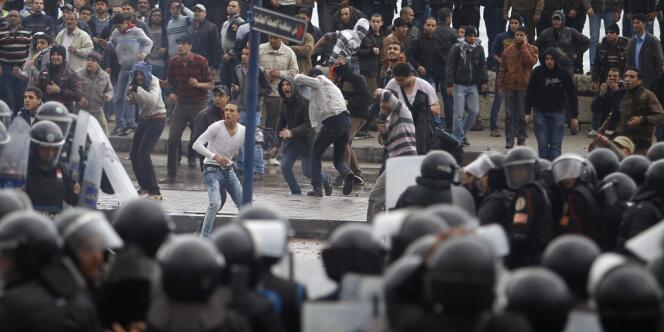 Affrontements à Alexandrie entre forces de l'ordre et opposants au président Mohamed Morsi, vendredi 21 décembre. 
