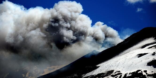 Dimanche 23 décembre, les fumées émanant du volcan sont passées du blanc au gris.