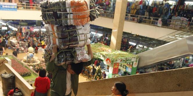 Les chiffres officiels, publiés lundi 24 décembre, montrent que le Vietnam a connu, en 2012, sa croissance la plus basse depuis treize ans. Ici au marché de Dong Xuan, à Hanoi,le 21 décembre 2012.