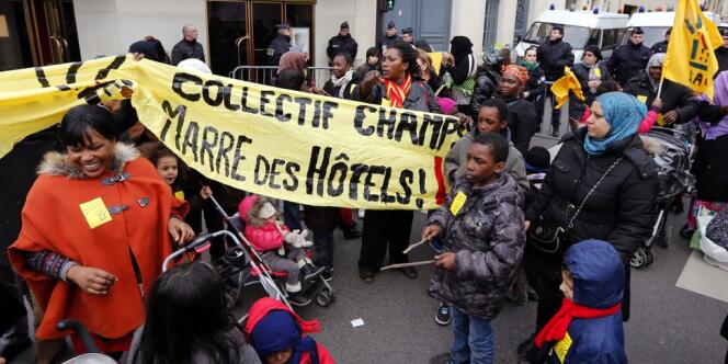 Manifestation à l'appel de l'association Droit au logement devant le ministère du logement, à Paris, le 25 décembre 2012.