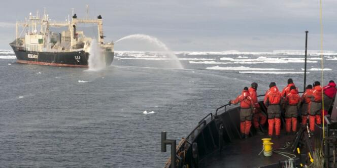 Un bateau de l'ONG Sea Shepherd s'approche d'un baleinier japonais, en février 2011. 