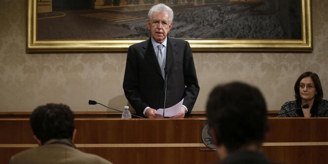 Mario Monti, lors d'une conférence de presse, le 28 décembre, à Rome.