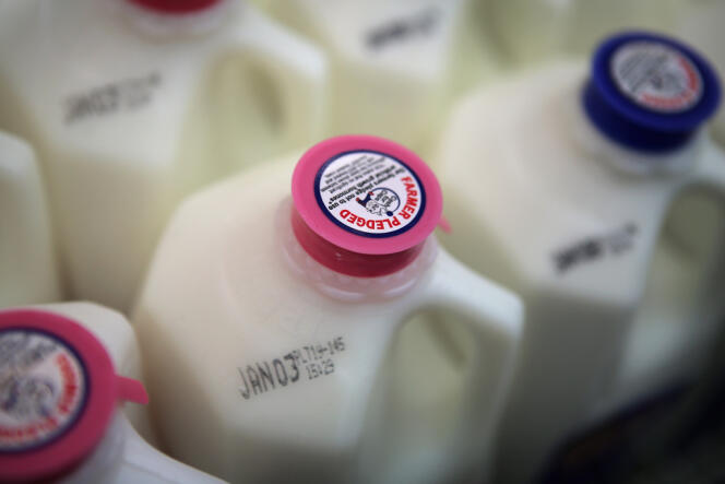 Le prix payé pour acheter le lait augmente. La Fédération nationale de l’industrie laitière, regroupant tous les géants du secteur, a tiré la sonnette d’alarme, mercredi 19 février. 