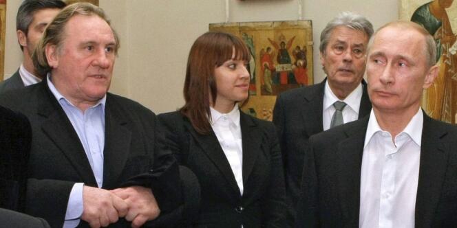 Vladimir Poutine, Gérard Depardieu et Alain Delon, au Musée russe de Saint-Pétersbourg, en décembre 2010.