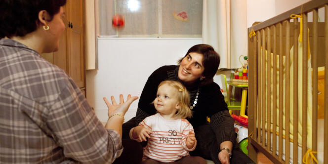 A Fresnes (Val de Marne), le 29 octobre 2012. Laura et Céline (à droite) ont recouru à la procréation médicale assistée en Belgique pour avoir la petite Zoé.