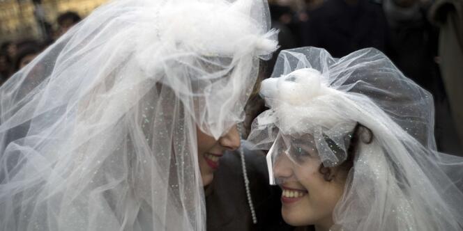 Des militants du mariage pour tous miment un mariage entre femmes, devant le parvis de la cathédrale Notre-Dame de Paris, le 16 décembre.