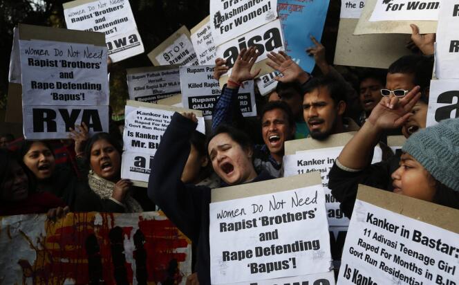 Des étudiants indiens manifestent à New Delhi, mardi 8 janvier, après des déclarations controversées du nationaliste hindou Mohan Bhagwat sur le viol.