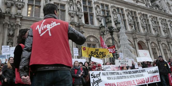 Plusieurs centaines de salariés de l'enseigne se sont rassemblés, mercredi 9 janvier, devant l'hôtel de ville de Paris, pour défendre leur emploi. 