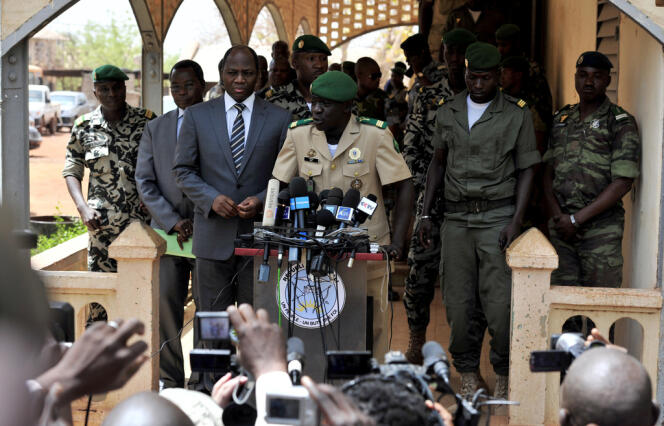 Le capitaine Amadou Sanogo (au centre)  s'adresse à la presse, dans le camp militaire de Kati, près de Bamako, le 1er avril 2O12, au lendemain du pustch qui a débarqué le président Amadou Toumani Touré.