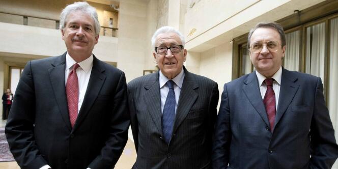 L'envoyé spécial de l'ONU pour la Syrie, Lakhdar Brahimi, entouré du vice-ministre russe des affaires étrangères, Mikhail Bogdanov (à droite) et du secrétaire d'Etat adjoint américain, William Burns, au siège européen des Nations unies, à Genève, le 11 janvier.