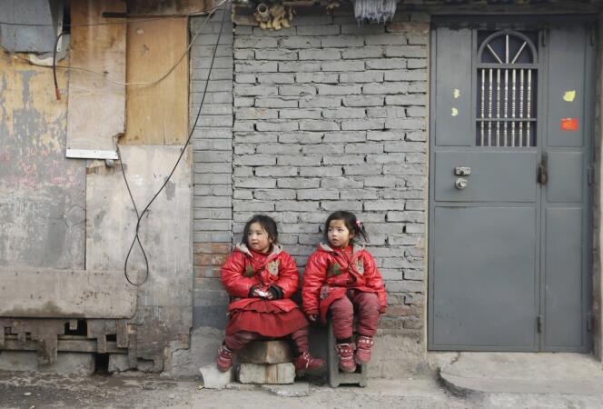 Deux jeunes filles dans la banlieue de Pékin, le 12 janvier.