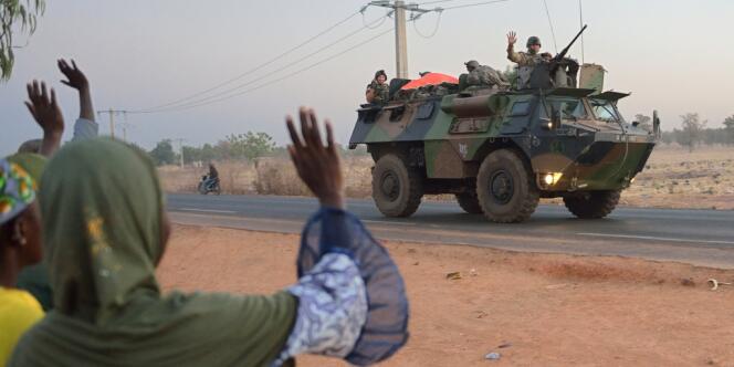 Des centaines de soldats maliens et français faisaient route mardi vers Diabali, prise la veille par des islamistes.