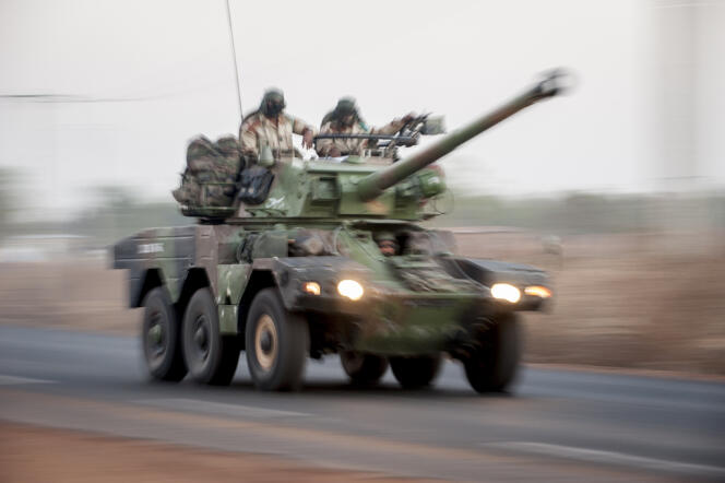 Blindé léger d'un convoi d'une colonne de trente de véhicules militaires français en provenance d'Abidjan (Côte d'Ivoire). Les colonnes sont arrivés à Bamako, au Mali, lundi 14 janvier, dont certains se dirigeaient, mercredi 16 janvier 2013, vers le nord du pays, pour rejoindre Diabali.