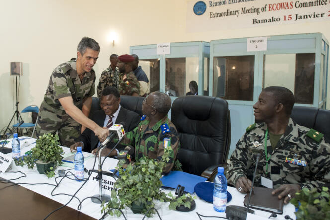 De gauche à droite, le général de Saint-Quentin, qui commande les forces françaises au Sénégal, le représentant spécial de la Cédéao au Mali, M. Touré, le chef de l’armée ivoirienne, M. Bakayoko, et son homologue malien, M. Dembele, le 14 janvier, à Bamako.