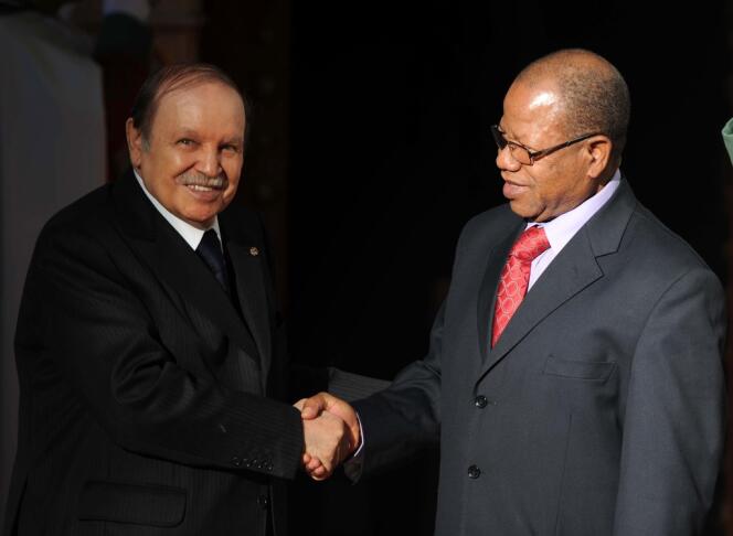 Le président algérien Abdelaziz Bouteflika a reçu à Alger le premier ministre malien Diango Cissoko, lundi 14 janvier 2013. Alger a autorisé le survol de son espace aérien par l'armée de l'air française pour intervenir en urgence dans la crise malienne. Une décision historique, qui a choqué l'opinion publique algérienne.