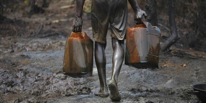 Dans une raffinerie illégale. Au Nigeria, des milliers de personnes  participent à ce détournement de pétrole, connu localement sous le nom de 