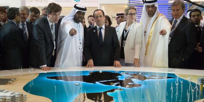 François Hollande, en compagnie d'Arnaud Montebourg, du sultan Ahmed al-Jaber, représentant de l'entreprise énergétique émiratie MASDAR, et de Delphine Batho, le 15 janvier à Abou Dhabi.