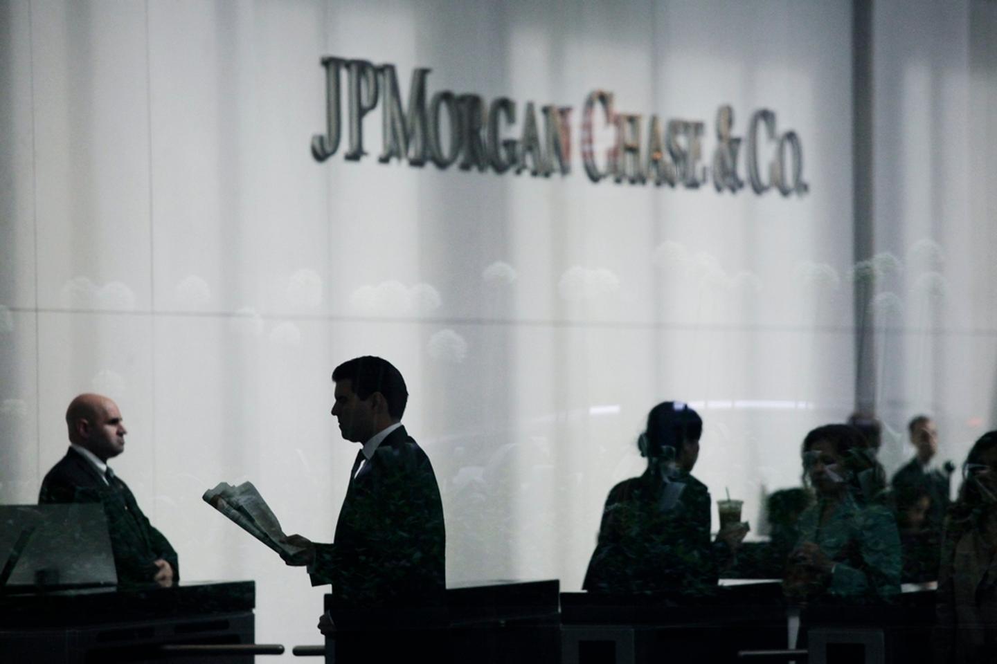 Pour faire oublier le scandale de la "Baleine", réduit le