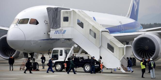 Les autorités japonaises inspectent un Dreamliner de la compagnie All Nippon Airways à Takamatsu, le 17 janvier. 