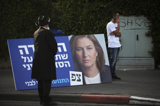 Un juif ultra-orthodoxe regarde une affiche de Tzipi Livni, candidate du parti centriste Hatnua, le 16 janvier à Tel Aviv.