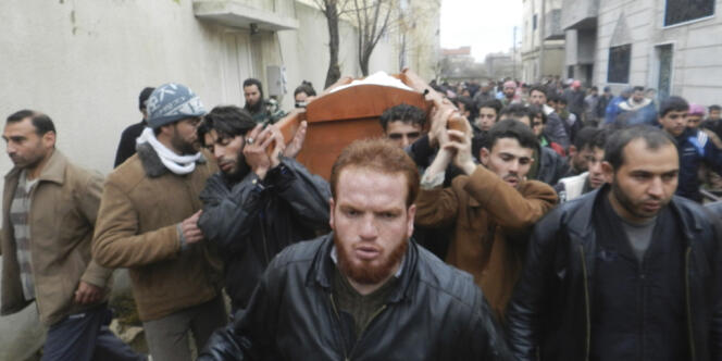 Le 23 décembre 2012, à Homs, la population suit les obsèques des victimes d'une attaque de l'armée de Bachar Al-Assad qui a une nouvelle fois endeuillée la ville.