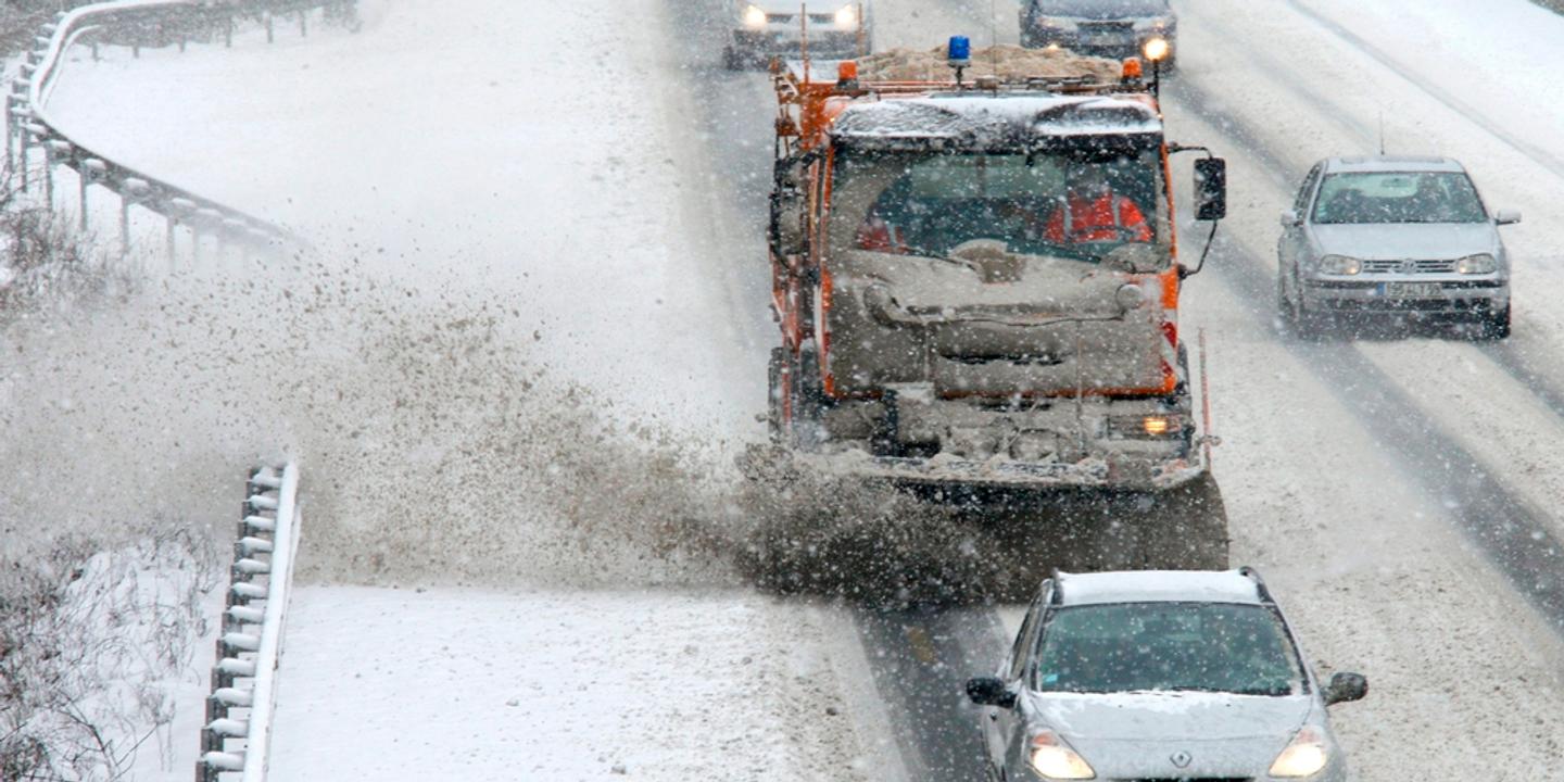 Https Www Lemonde Fr Europe Portfolio 2013 01 21 L Effet Boule De Neige En Europe 1820219 3214 Html 2019 10 18t12 00 00 02 00 Https Img Lemde Fr 2013 01 21 82 0 1024 512 1440 720 60 0 Ill 1820257 3aec 892570 Jpg A Girl Walks Along A Snow