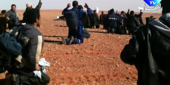 Image extraite d'une vidéo de la chaîne de télévision algérienne Ennahar TV du 19 janvier, montrant des otages se rendant aux islamistes qui ont pris le contrôle du site d'In Anemas.