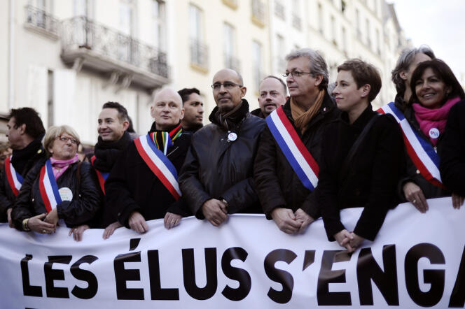 Des élus, parmi lesquels le premier secrétaire du PS Harlem Désir, prennent part à une manifestation pour le mariage gay, le 16 décembre 2013, à Paris.
