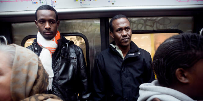 Abdurahman Ali Samatar (à gauche) et Abdulqader Gouled Saïd dans le métro parisien, le 16 janvier. 
Ils ont tous les deux été acquittés en juin 2012 dans le dossier du 