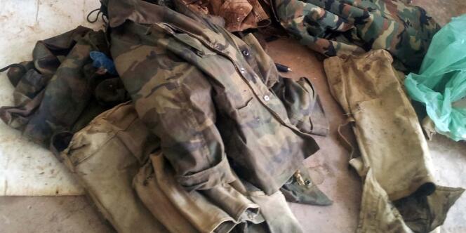 Des uniformes militaires retrouvés sur le site de la prise d'otages, à In Amenas, le 21 janvier.