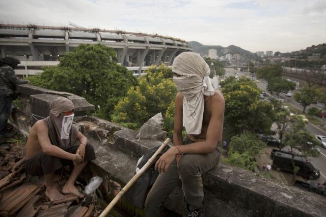 Sur le toit de la Maison des Indiens, promise à la démolition, à Rio, le 12 janvier. En arrière-plan, le stade Maracana.