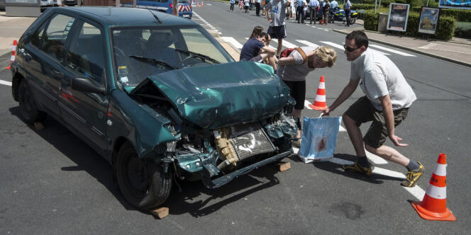 Des automobilistes observent une reconstitution d'accident présentée par des sapeurs pompiers le 29 juin 2012 sur l'autoroute A6.