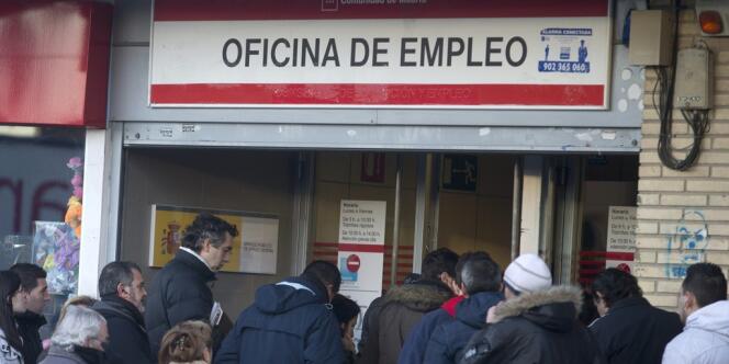 A la fin du mois de décembre 2013, l'Espagne comptait par exemple 5 965 400 chômeurs, soit 187 300 de plus qu'au trimestre précédent.