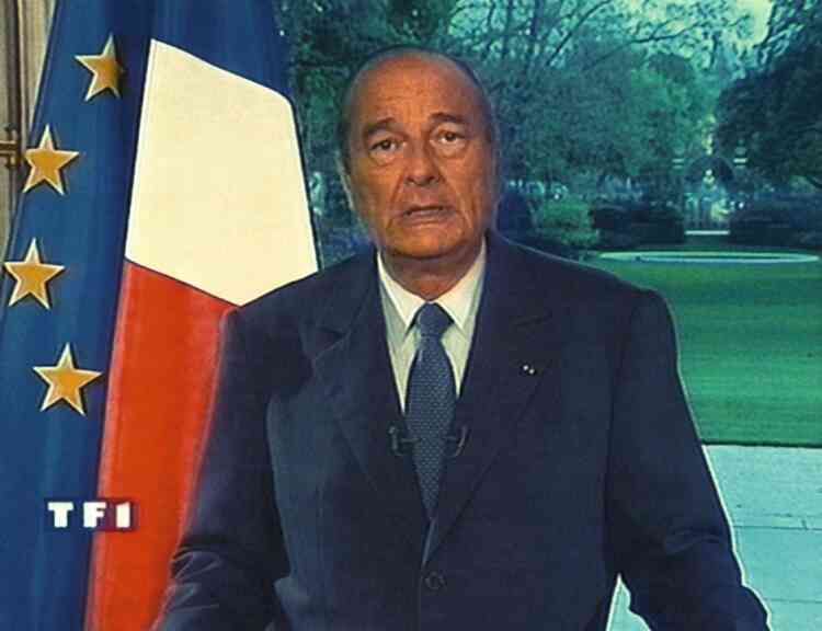 12 avril 1999. Chirac intervient au KosovoLors d'une classique prise de parole radiotélévisée, Jacques Chirac annonce que la France participera  à l'intervention de l'OTAN contre les Serbes, au Kosovo. Une décision qui  lui vaudra un regain de popularité ainsi qu'au premier ministre, Lionel Jospin. Photo: VIDEOGRAB/AFP