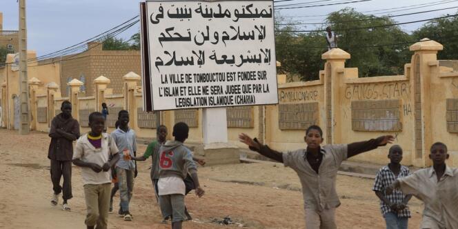 Des enfants de Tombouctou accueillent les forces franco-maliennes qui ont repris cette ville du nord du Mali dans la nuit de dimanche à lundi.