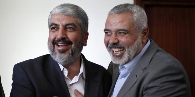 Le chef du gouvernement du Hamas, Ismaïl Haniyeh (à droite) et le chef du bureau politique de l'organisation, Khaled Mechaal, en décembre 2012.