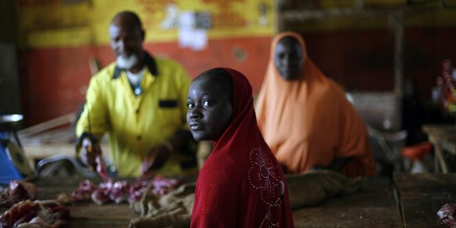 Une jeune fille malienne achète de la viande au marché de Gao, le 29 janvier.