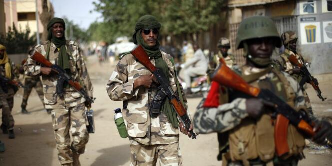 Des soldats tchadiens patrouillent à Gao, le 29 janvier.