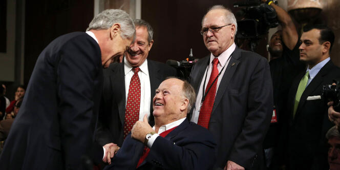 Chuck Hagel, à gauche, soutenu par des sénateurs partisans de sa nomination, le 31 janvier à Washington.
