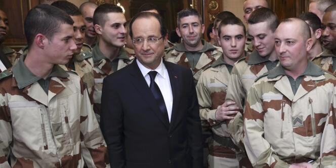 François Hollande et des soldats du 126e régiment d'infanterie, à Tulle, le 19 janvier.