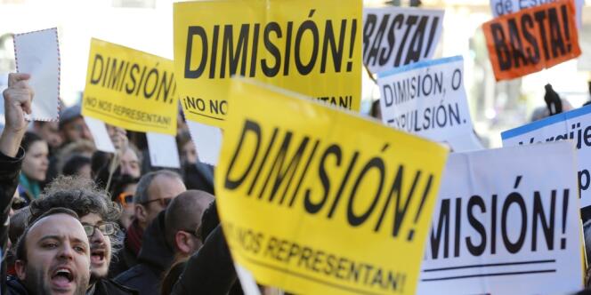Des manifestants appellent le président du gouvernement, Mariano Rajoy, à démissionner, le 2 février à Madrid. 