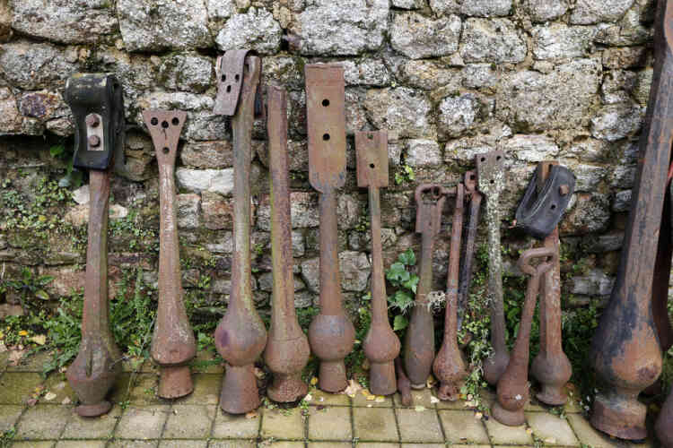 Bell's clappers are displayed in the courtyard at the French bell foundry Cornille Havard in Villedieu-les-Poeles in Normandy October 17, 2012. The foundry, using medieval methods, was chosen to design and cast the eight replacement bells for the north tower of Notre-Dame de Paris Cathedral, set to be finished in time to ring in the 850th anniversary of the cathedral next year. The new bronze bells will have the same weight and diameter as the ones from the 18th-century which were melted down and turned into cannons during the French Revolution, and are designed to produce the same sound. Picture taken October 17, 2012.   REUTERS/Charles Platiau  (FRANCE - Tags: SOCIETY RELIGION) - RTR39AI9